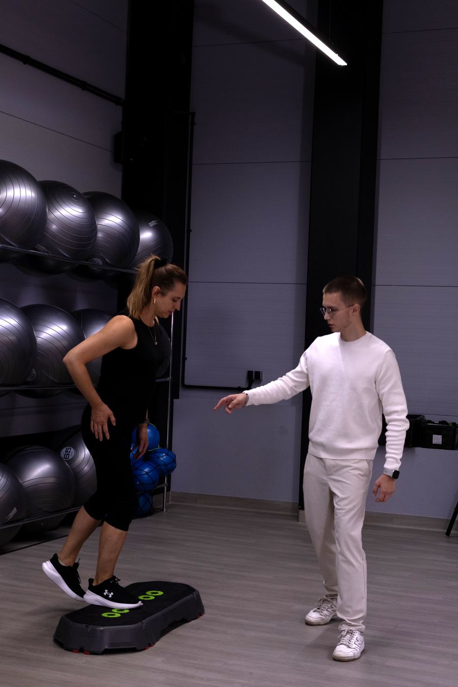 Filip pokazuje podopiecznej ruch na stepie na Xtreme Fitness w Mrągowie